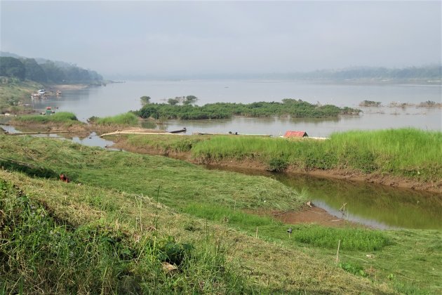 Langs de oever van de Mekong.