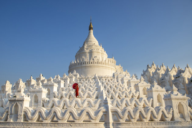 Monnik bij de Hsinbyume Pagode