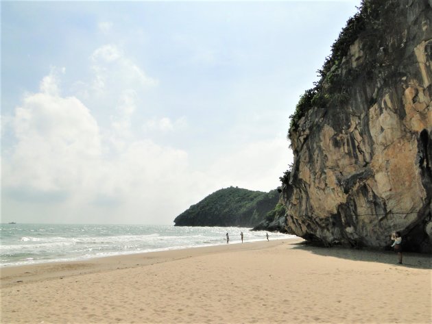 Stranden tussen de rotsen.