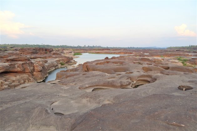 Op de bodem van de rivier.