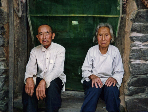 Ouder Chinees echtpaar in een bergdorp in Hebei provincie , China