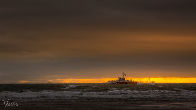 Vissersboot in zonsondergang