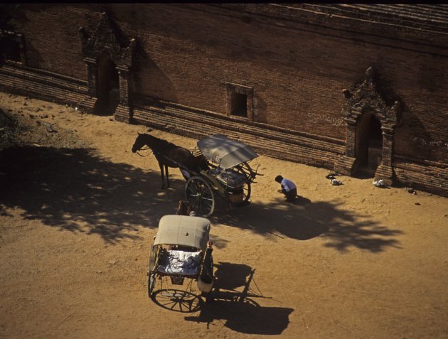 Gidsen wachten met paard en wagen op toeristen bij een tempel in Pagan , Myanmar