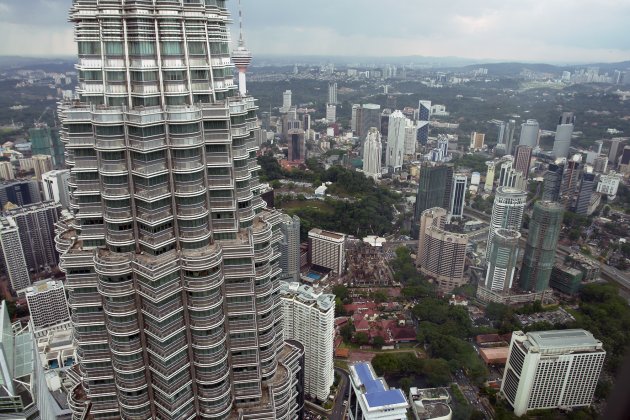 Kuala Lumpur vanaf het observatie platform van toren 2 op 370 meter hoogte