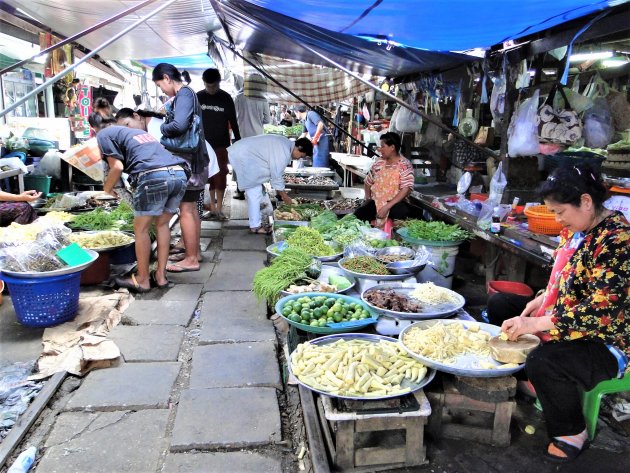 Markt op de spoorlijn.