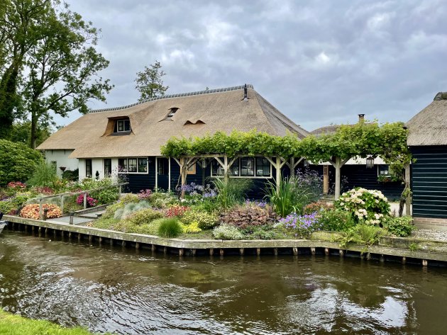 Huisje aan het water.