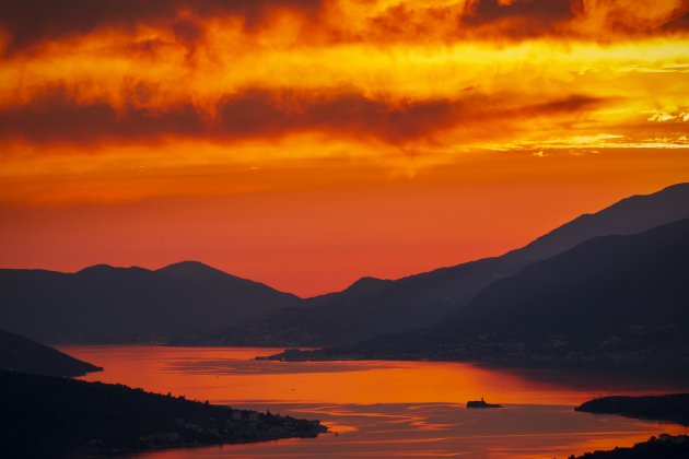 Zonsondergang boven de baai van Kotor