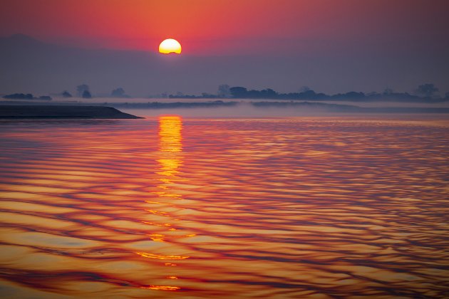 Zonsopkomst boven de Irrawaddy rivier