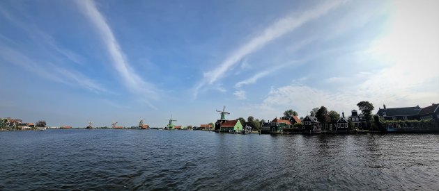 Zaanse Schans vanaf de Zaan