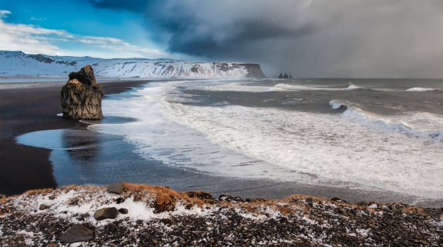 Het Noodweer komt eraan op Dyrhólaey Beach