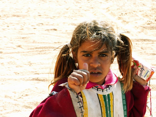 Mooi meisje in de sinai woestijn.