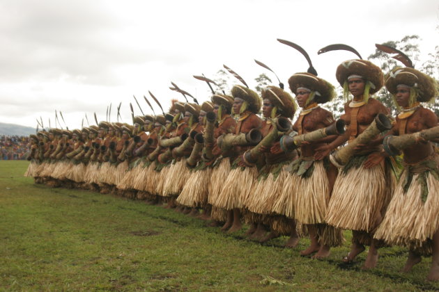 papua vrouw drumdans