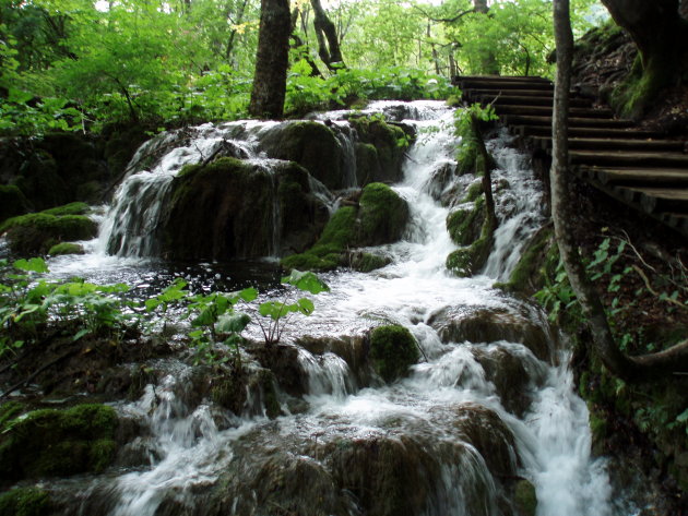 Watervalletje langs het wandelpad