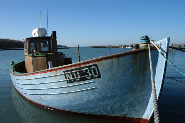 Vissersbootje aan de Deense kust