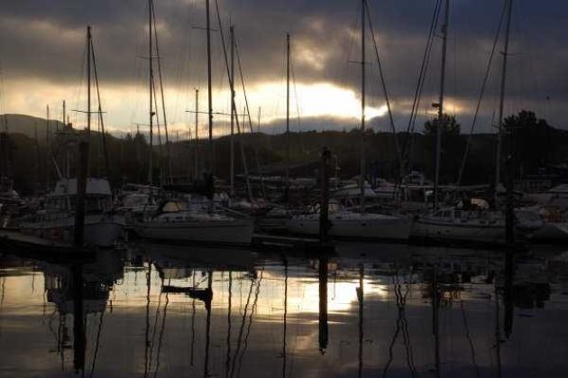 havenaanzicht bij zonsopkomst