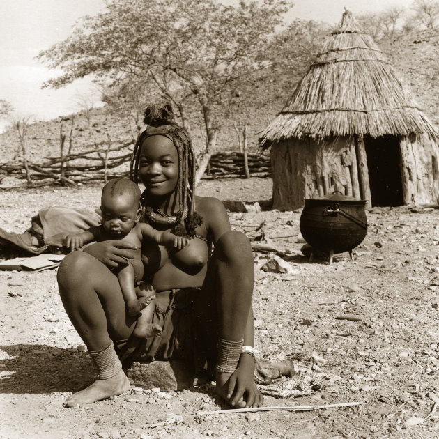 Himba dorp met moeder en kind