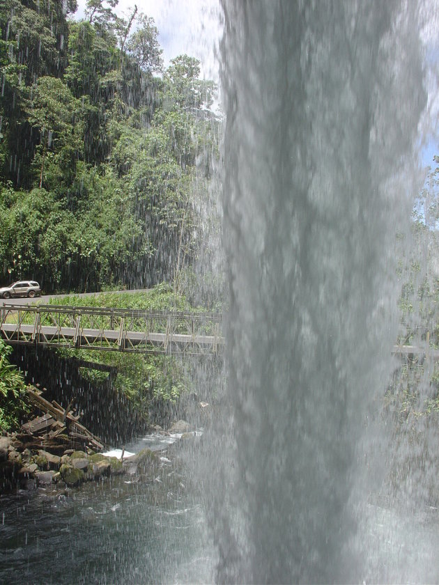 Achter de waterval