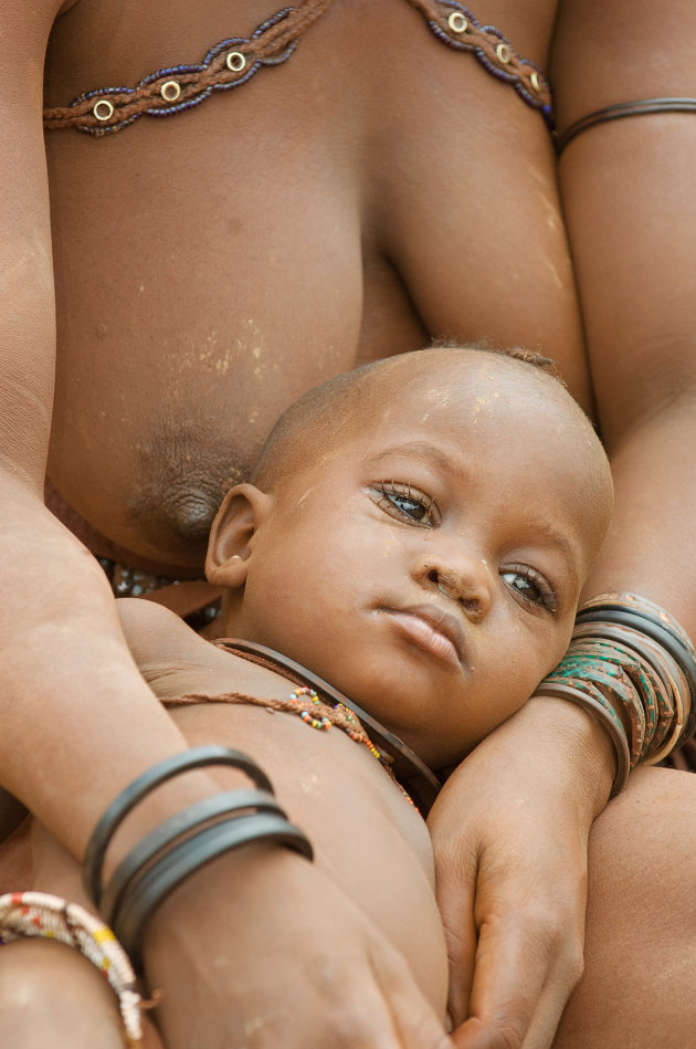 himba vrouw met baby