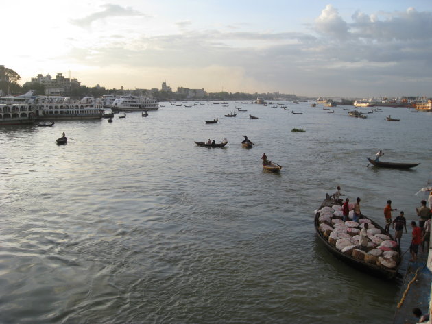 Heel veel bootjes in Dhaka