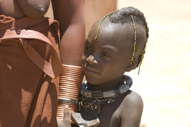 Himba moeder met kind aan de hand