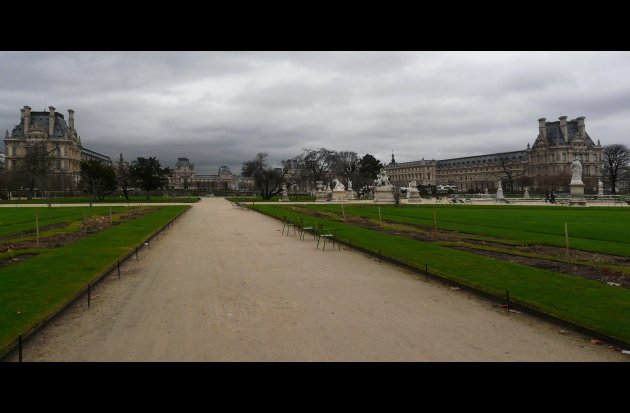 Het Louvre onder een dreigende hemel