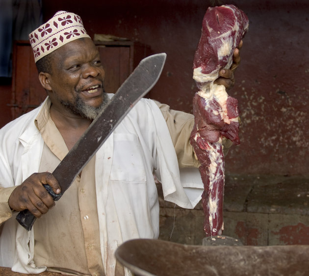 De slager op de markt in Kampala