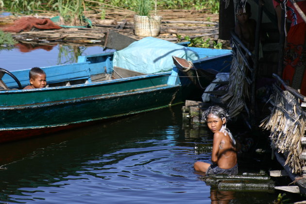 In een floating village speelt alles zich af op het water