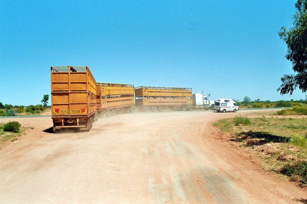 Ons campertje ingehaald door een roadtrain