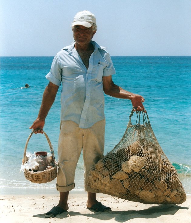 spons verkoop aan het strand 