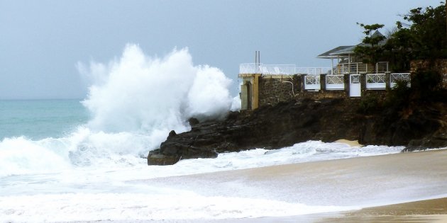 onstuimige zee bij baie rouge