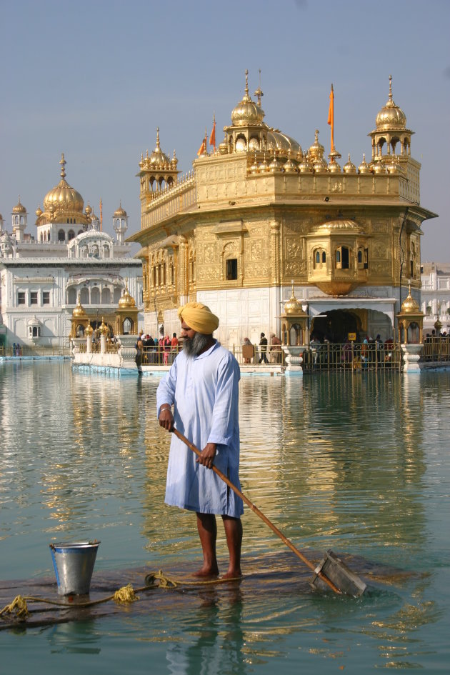 schoonhouden van het heilige water van de tempel in Amtitsar