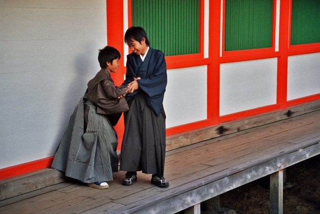 Monnikjes spelen in de tempel van Miyajima