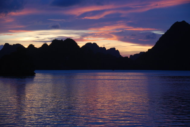 Zonsondergang in Halong Bay, Vietnam