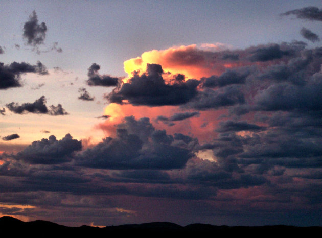 Dramatische zonsondergang boven Alice