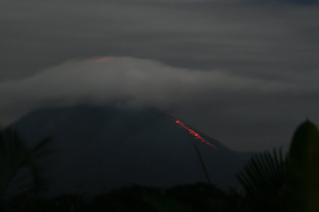 Vulkaan Arenal bij nacht