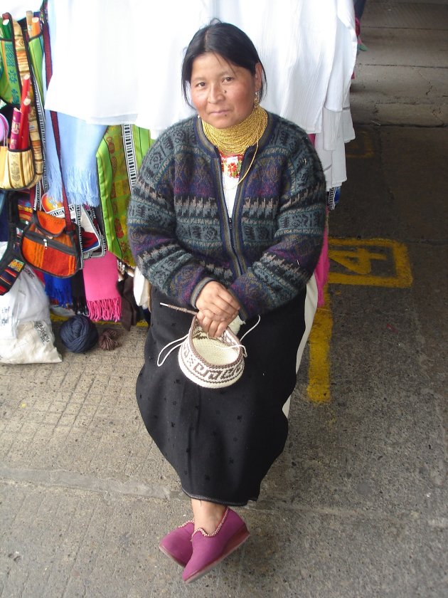 Muts haken op markt in Cuenca