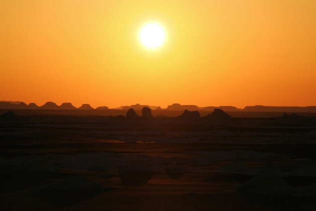 De ondergaande zon in de witte woestijn