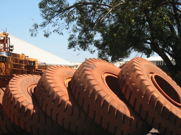 Western Australia land van grote rode mijnen en hele grote rode banden.