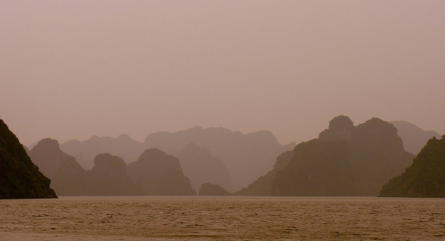 Avondschemering in Halong Bay