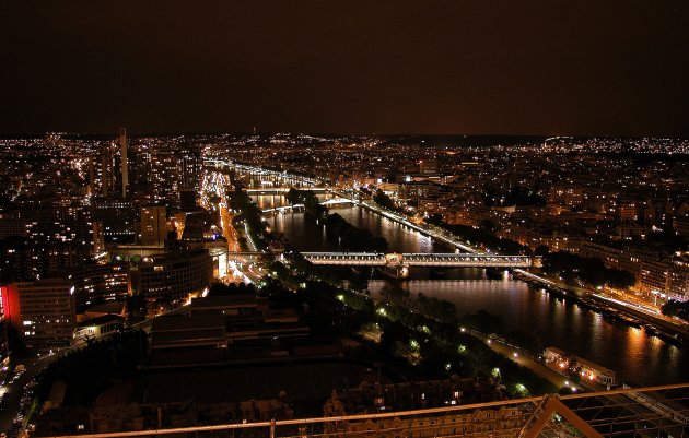 Parijs, gezicht over de Seine bij nacht vanaf de Eifeltoren.