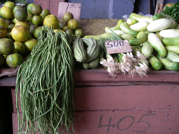 op de markt in Paramaribo