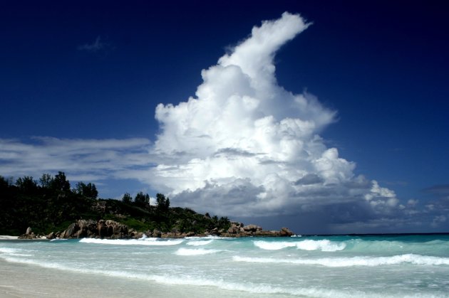 "Aladin" wolken op Anse Cocos