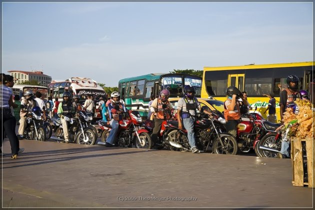 Taxi's zowel bussen, auto's als bromfietsen