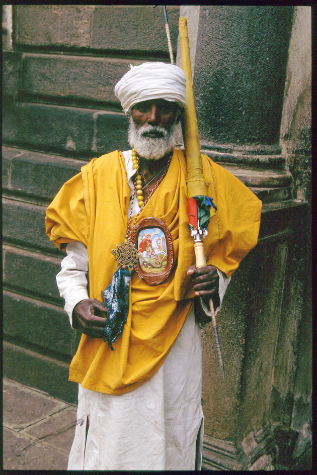 Monnik bij de St. Joriskathedraal in Addis Abeba