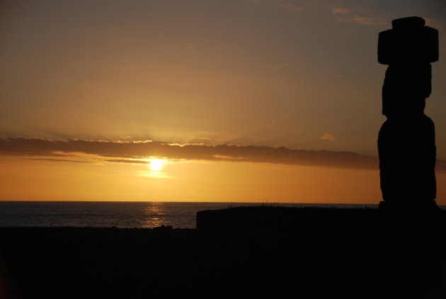 Moai bij zonsondergang