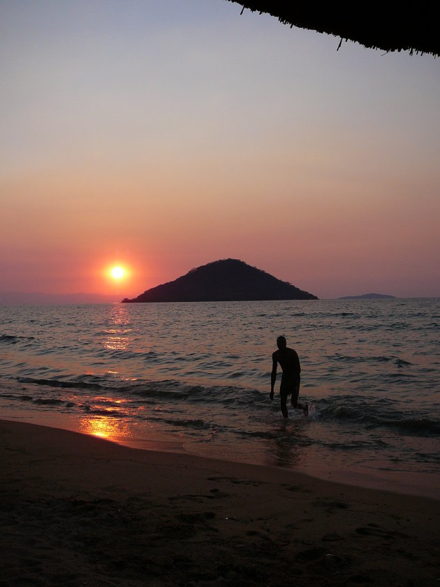 Zonsondergang aan het Malawi meer.