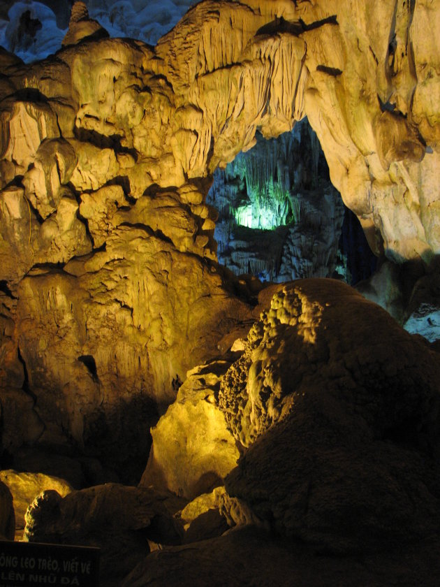 Grot bij Halong Bay