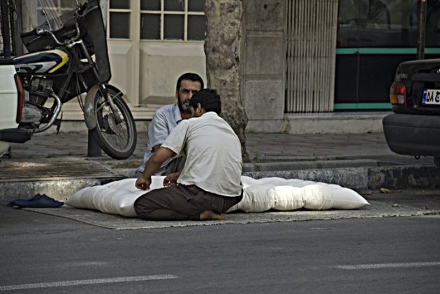 Traditioneel matras makerij in Teheran.