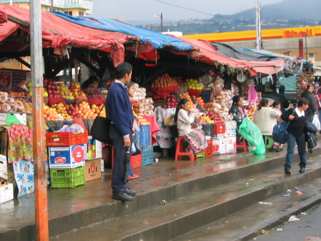 Markt aan de kant van de weg