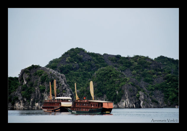 Halong Bay, bezaaid met Jonks